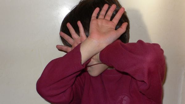 «Vietato ridere, non meritate la felicità». Botte e umiliazioni ai 4 figli: madre in cella