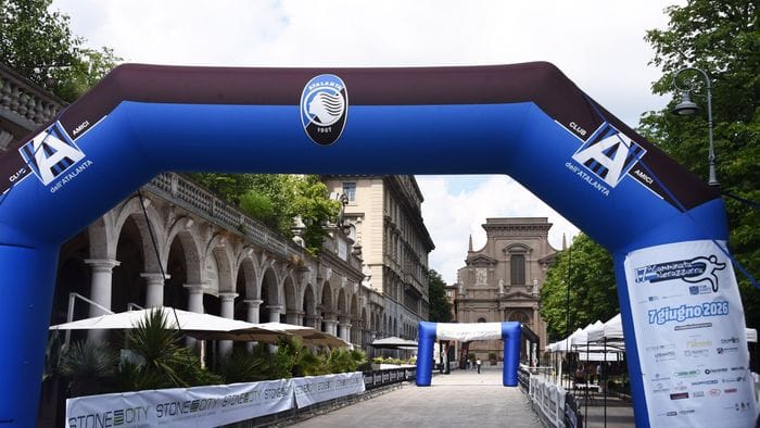 https://storage.ecodibergamo.it/media/photologue/2026/6/6/photos/cache/camminata-nerazzurra-apre-il-villaggio-sul-sentierone_4a50fa94-6186-11f1-a58c-8fa5affeac14_1920_1080_v3_large_16_9.jpg