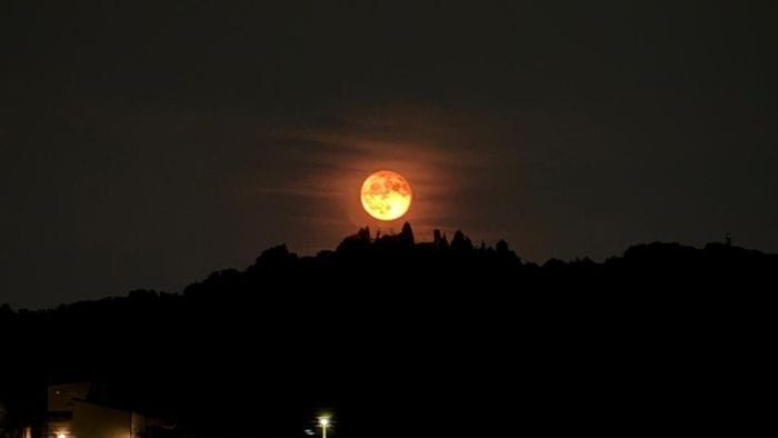 Luna rossa a Negrone di Scanzorosciate