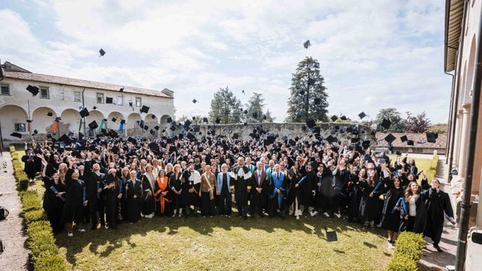 https://storage.ecodibergamo.it/media/photologue/2026/6/6/photos/cache/luniversita-forma-persone-graduation-day-per-570-neolaureati-di-unibg-foto_3bcda51e-61a7-11f1-a58c-8fa5affeac14_1920_1080_v3_large_16_9.jpeg