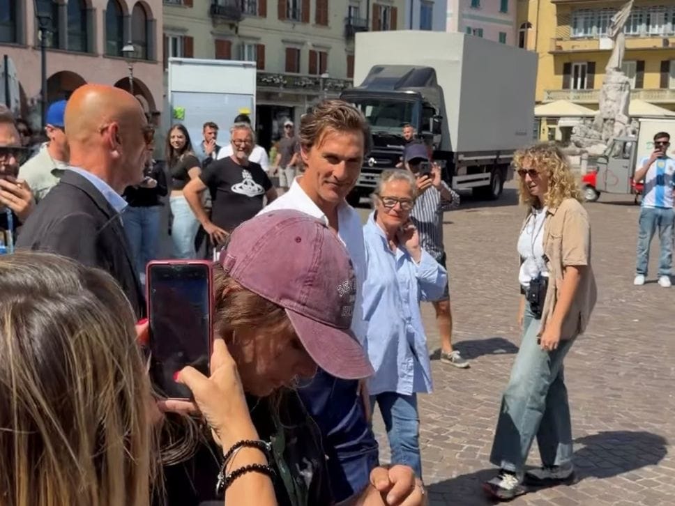 Matthew McConaughey e Zoe Saldana a spasso per Lovere per la gioia dei fan - Foto e video