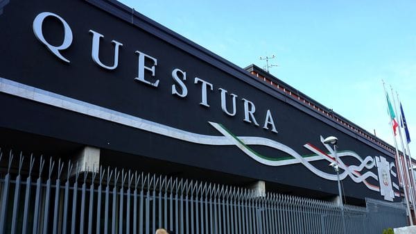 Minaccia il titolare di un bar con una bottiglia e si scaglia contro gli agenti: arrestato 33enne