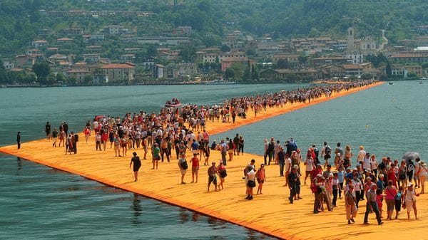 Droni luminosi in volo: show di luci sul lago a Montisola a 10 anni da «The Floating Piers»
