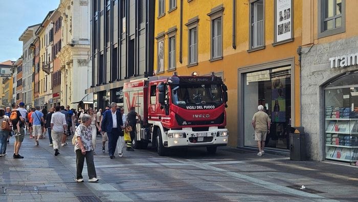 https://storage.ecodibergamo.it/media/photologue/2026/6/7/photos/cache/due-persone-bloccate-nellascensore-in-un-negozio-di-via-xx-settembre-in-azione_cf9ae076-6257-11f1-bd25-9823d43f8df2_1920_1080_v3_large_16_9.jpeg