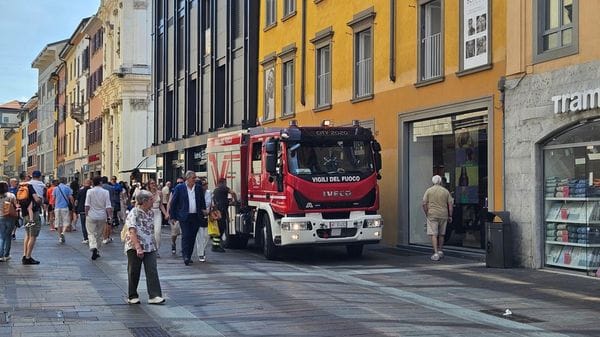 Due persone bloccate nell’ascensore in un negozio di via XX Settembre: in azione i Vigili del Fuoco