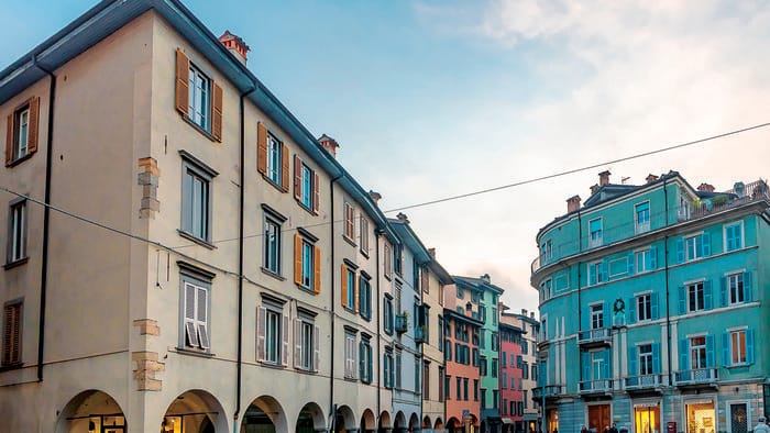 https://storage.ecodibergamo.it/media/photologue/2026/6/7/photos/cache/la-distraggono-con-i-cani-e-le-rubano-il-portafogli-in-piazza-pontida_cbec57d4-6252-11f1-bd25-9823d43f8df2_1920_1080_v3_large_16_9.jpg