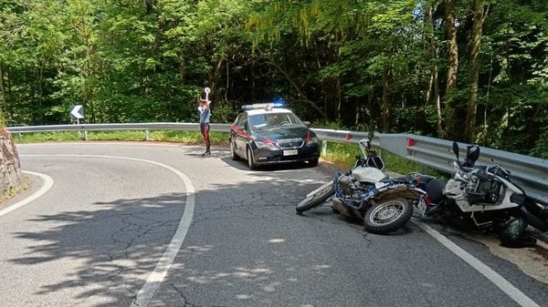 Scontro tra motociclisti tedeschi sulla strada per il Passo di Zambla: un ferito grave - Foto