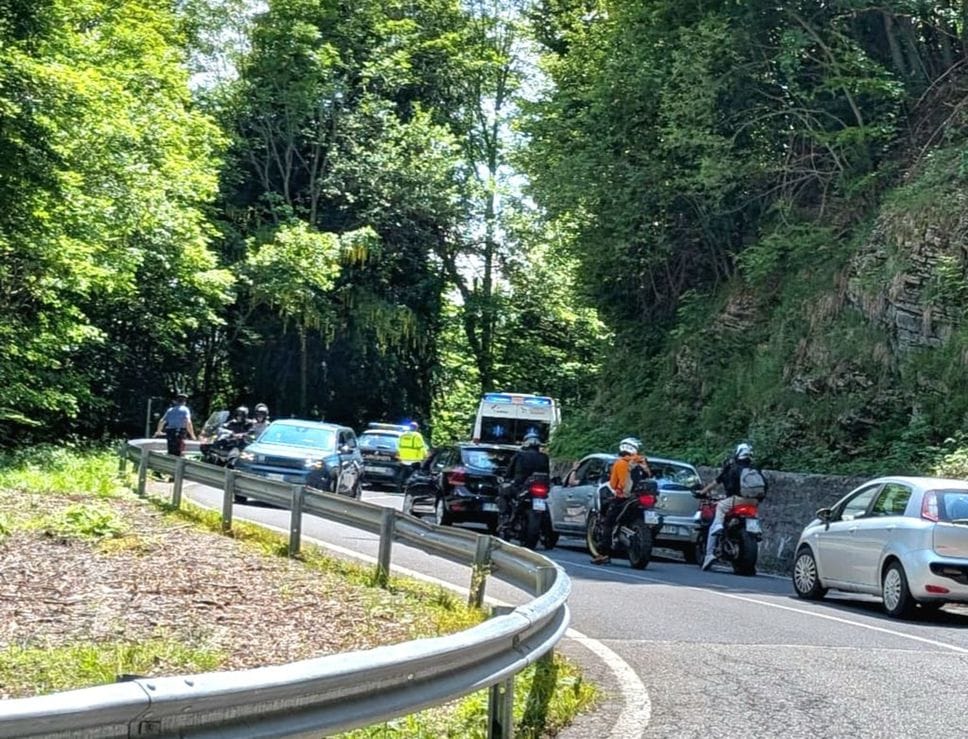Scontro tra motociclisti tedeschi sulla strada per il Passo di Zambla: un ferito grave - Foto
