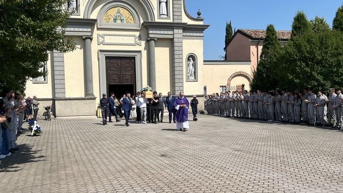 https://storage.ecodibergamo.it/media/photologue/2026/6/8/photos/cache/a-pianengo-lultimo-saluto-a-daniel-taino-pilota-morto-nellincidente-aereo-di_97a20e24-6356-11f1-a11a-3ef0d82a78ec_1920_1080_v3_large_16_9.jpeg