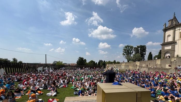 https://storage.ecodibergamo.it/media/photologue/2026/6/8/photos/cache/a-sotto-il-monte-1800-studenti-contro-bullismo-e-cyberbullismo-foto_f0405780-6328-11f1-ab4c-ddac9aeef0e5_1920_1080_v3_large_16_9.jpeg