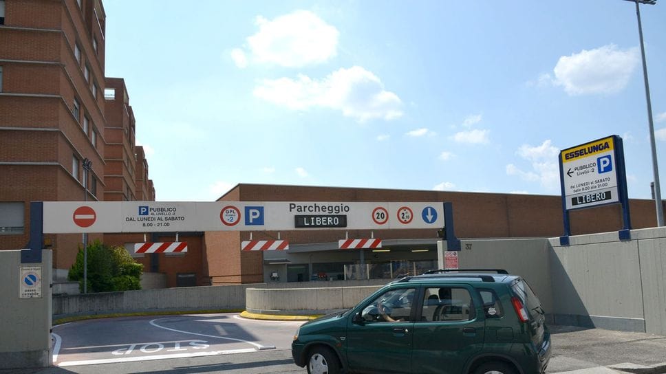 Bergamo, furto lampo nel parcheggio dell’Esselunga di via Corridoni