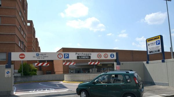 Bergamo, furto lampo nel parcheggio dell’Esselunga di via Corridoni