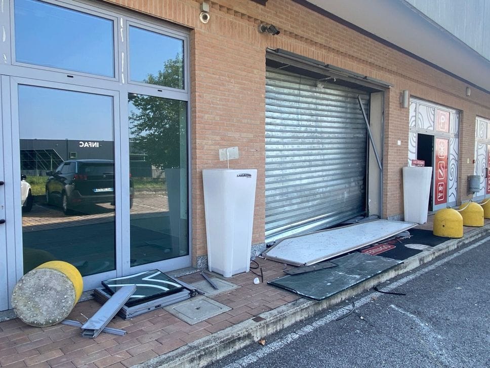 Cavernago, altra sala slot distrutta con un furgone-ariete: asportato il bancomat