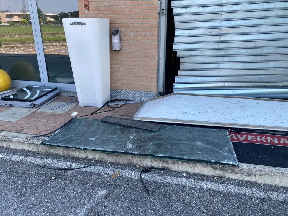 Cavernago, altra sala slot distrutta con un furgone-ariete: asportato il bancomat