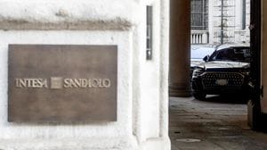 Intesa Sanpaolo lancia una Opas su Mps