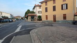 Passeggia con il cane, aggredito e rapinato della collanina a Dalmine: ferito