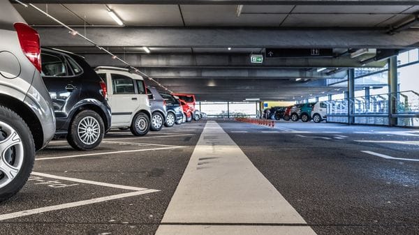Tenere aperte le scuole in estate non significa trasformarle in parcheggi