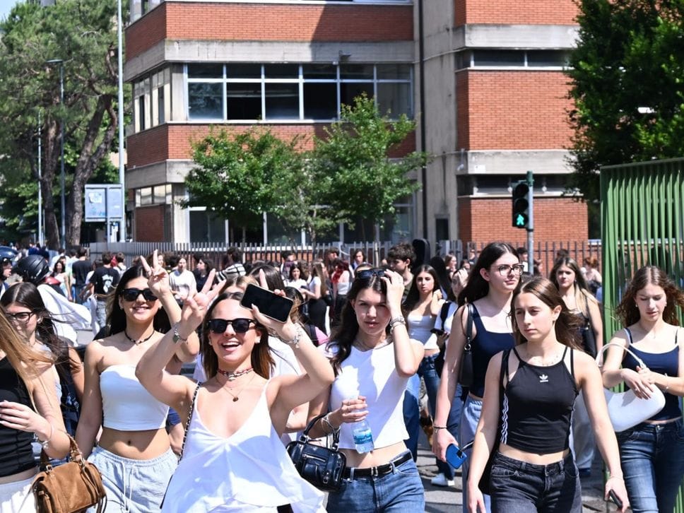 Ultima campanella nelle scuole bergamasche: tra festa e tradizione l’arrivo delle vacanze estive - Foto e video