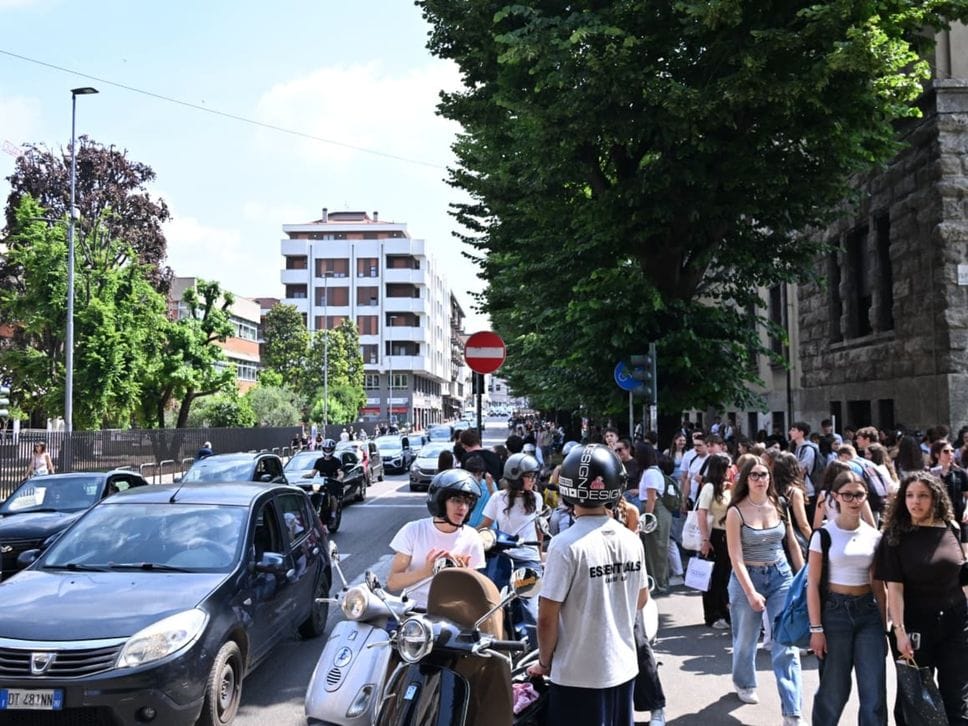 Ultima campanella nelle scuole bergamasche: tra festa e tradizione l’arrivo delle vacanze estive - Foto e video