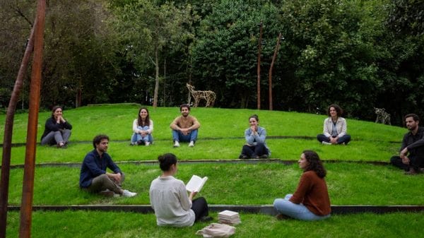 Estate in Carrara, cultura nel verde: letture, yoga e musica a lume di candela