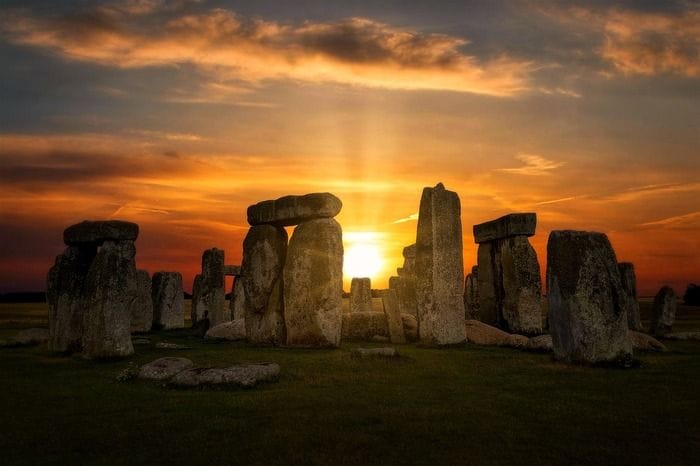 L’enorme pietra dell’altare di Stonehenge è stata trasportata da esseri umani