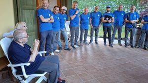 Coro a sorpresa a Bratto per il bentornato a Vincenzo Mollica - Video