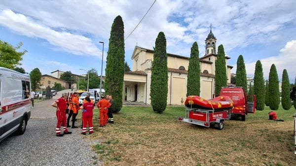 Scappa e si tuffa nel canale a Cividate: ricerche anche in elicottero