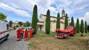 Scappa e si tuffa nel canale a Cividate: ricerche anche in elicottero