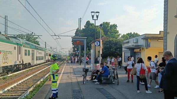 Treviglio, incastrato nella porta del treno: soccorso un ragazzo. Ritardi e cancellazioni