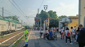 Treviglio, incastrato nella porta del treno: soccorso un ragazzo. Ritardi e cancellazioni