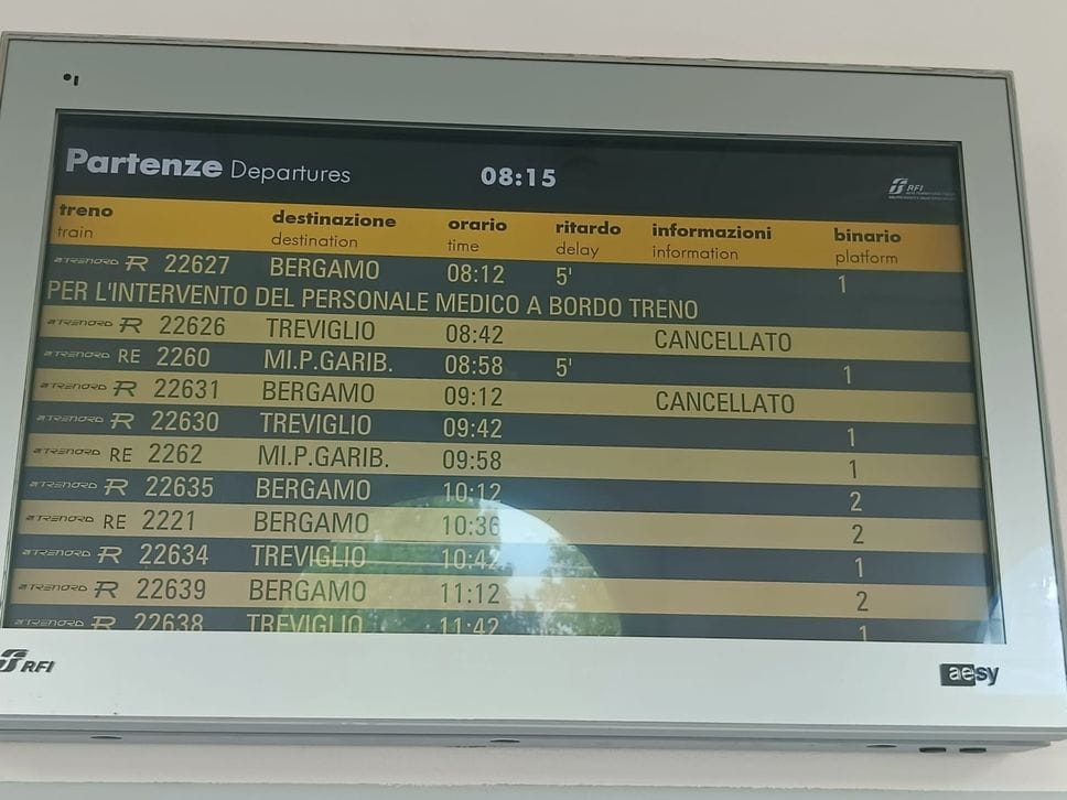 Treviglio, incastrato nella porta del treno: soccorso un ragazzo. Ritardi e cancellazioni