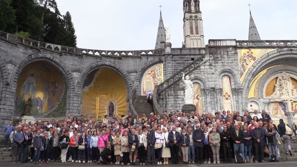 A Lourdes pregando col Vescovo. «Un pellegrino tra i pellegrini»