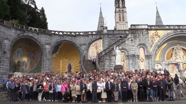 A Lourdes pregando col Vescovo. «Un pellegrino tra i pellegrini»
