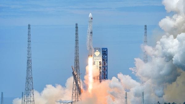La Cina recupera per la prima volta un razzo riutilizzabile
