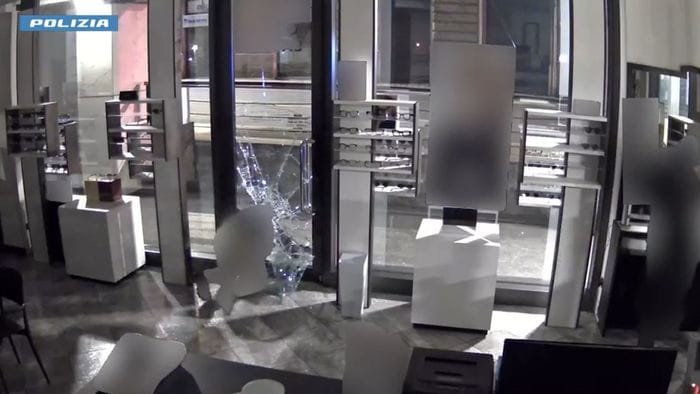 presi i presunti autori della spaccata all8217ottica savoldi video da Ecodibergamo.it presi i presunti autori della spaccata all8217ottica savoldi video