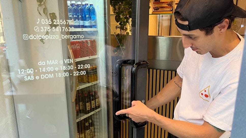 Tentano spaccata in via Locatelli a Bergamo, ma la vetrata resiste. Nel mirino una pizzeria d’asporto 