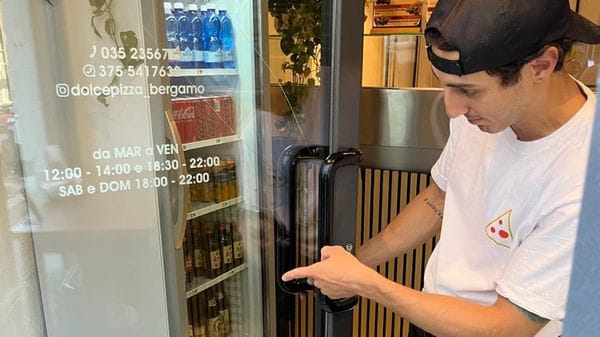 Tentano spaccata in via Locatelli a Bergamo, ma la vetrata resiste. Nel mirino una pizzeria d’asporto 