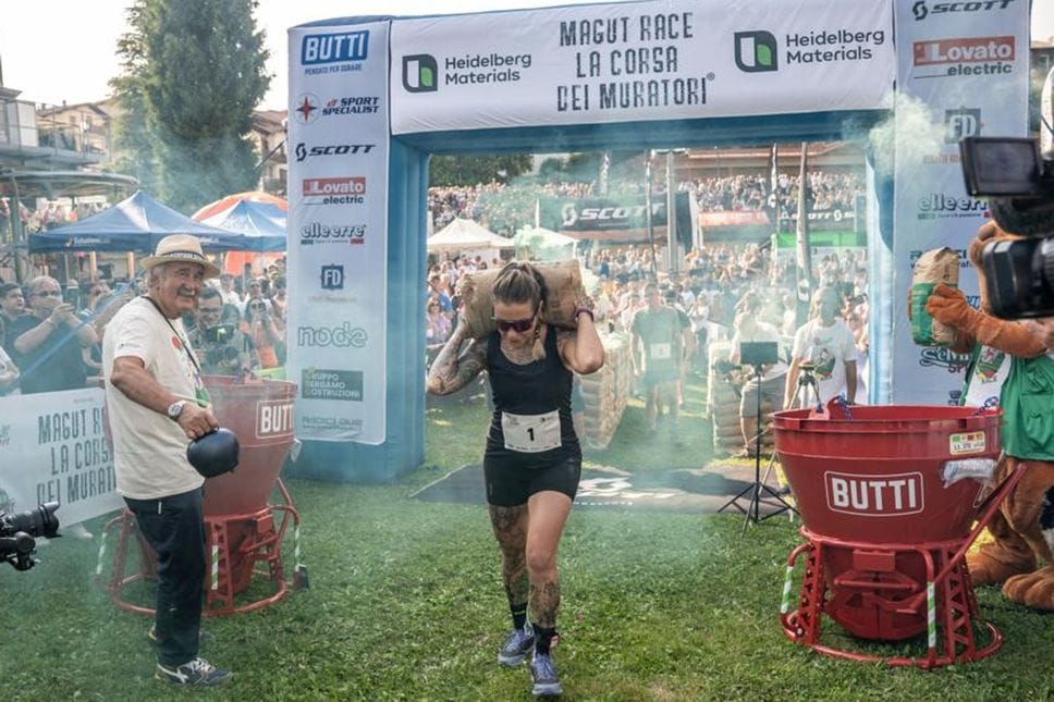 Torna la «Magut Race», la gara che porta il muratore bergamasco sotto i riflettori