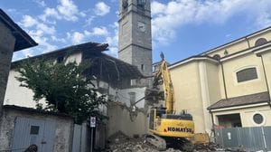 Arriva la ruspa, giù l’ex canonica di Gorno. «È parte della nostra storia»