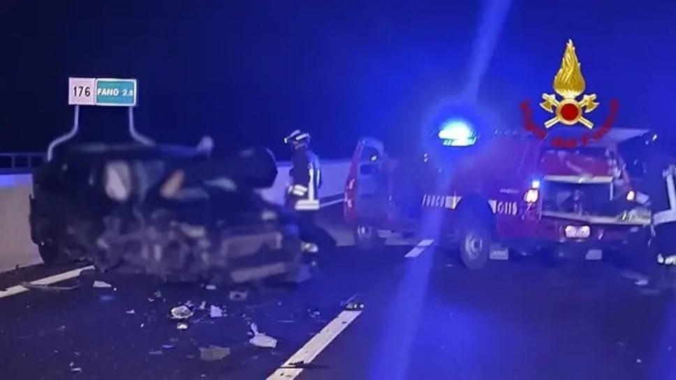 Contromano in autostrada a Fano, finisce contro l’auto di una famiglia bergamasca