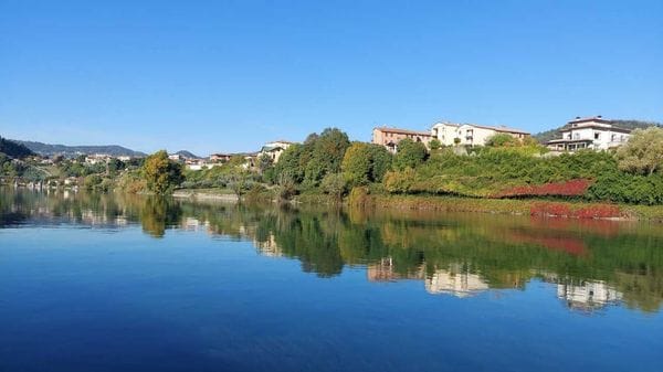 Kayak alla deriva sul Lago d’Iseo, scattano le ricerche: il diportista si salva a nuoto