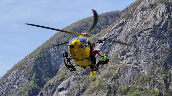 Precipita per cento metri davanti al compagno, gravissima una 54enne di Olmo al Brembo