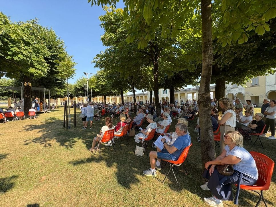 Stezzano, tanti fedeli alla Madonna dei Campi: «La preghiera è più forte delle armi» - Foto