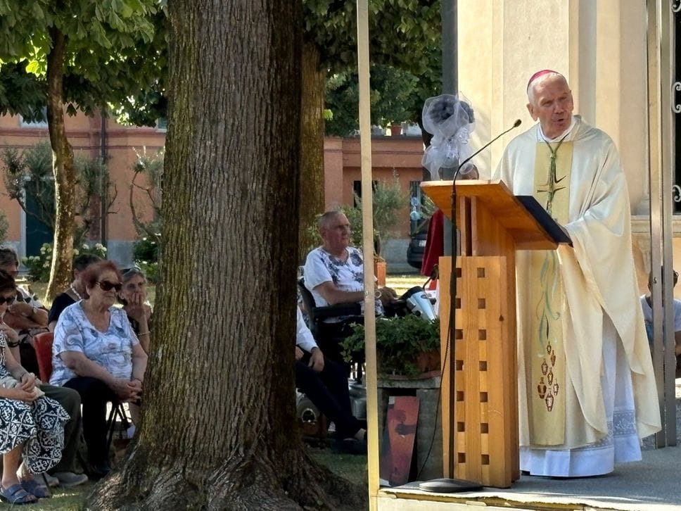 Stezzano, tanti fedeli alla Madonna dei Campi: «La preghiera è più forte delle armi» - Foto