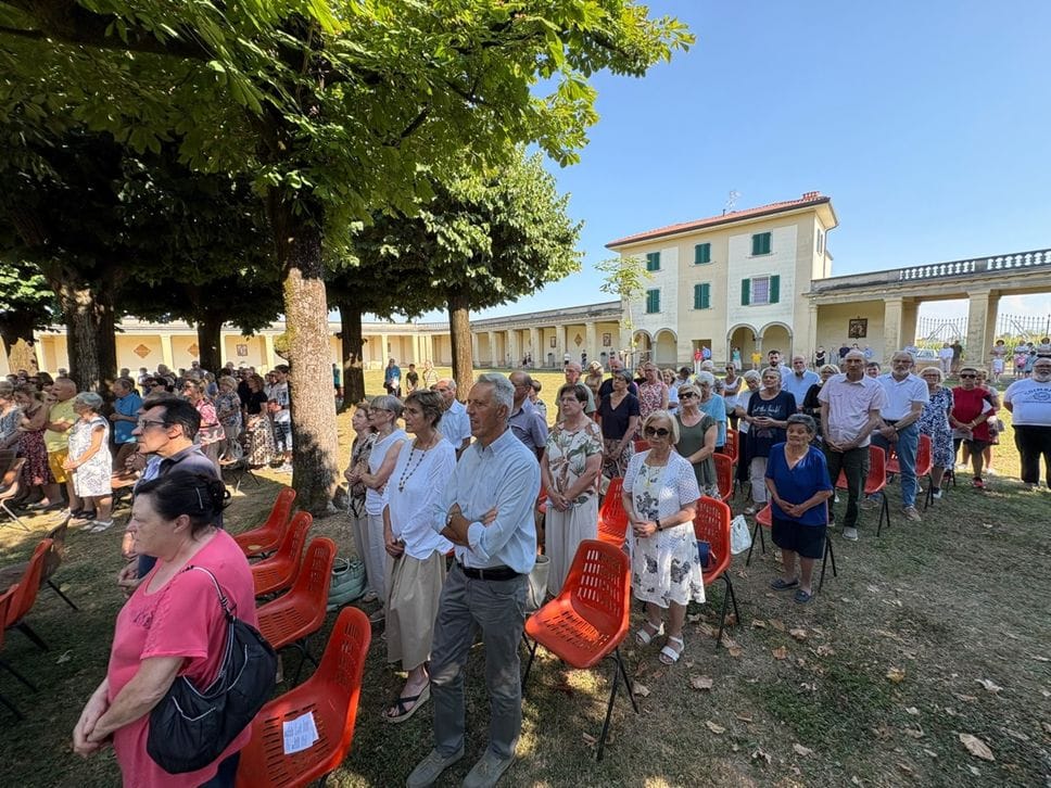Stezzano, tanti fedeli alla Madonna dei Campi: «La preghiera è più forte delle armi» - Foto