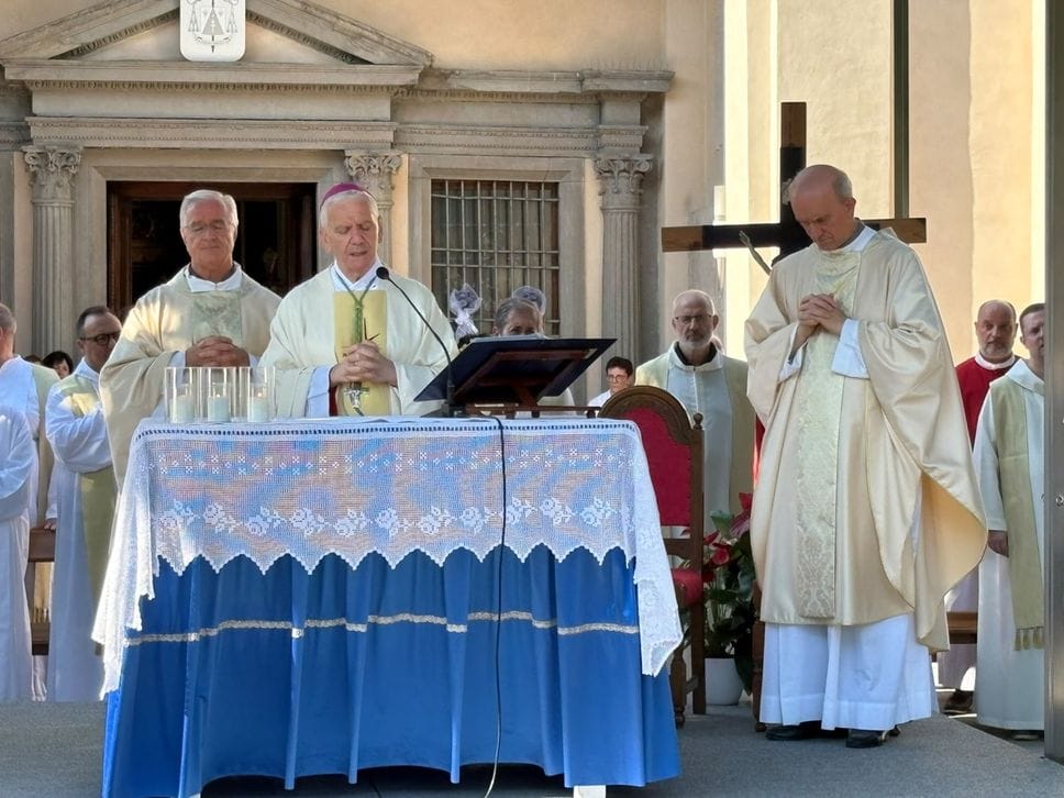 Stezzano, tanti fedeli alla Madonna dei Campi: «La preghiera è più forte delle armi» - Foto