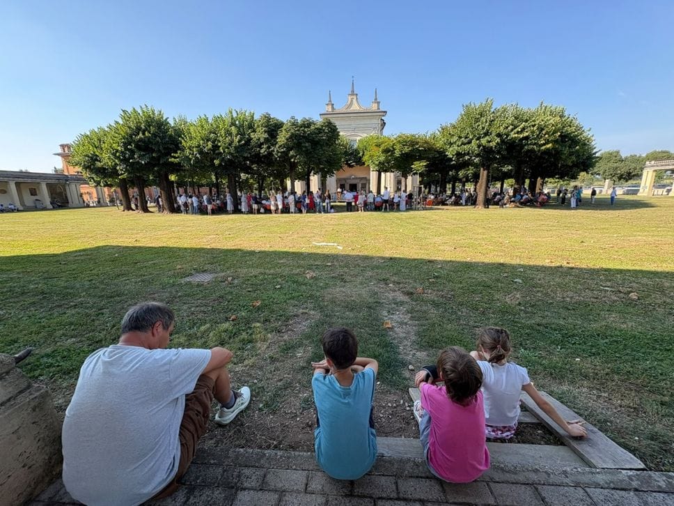 Stezzano, tanti fedeli alla Madonna dei Campi: «La preghiera è più forte delle armi» - Foto