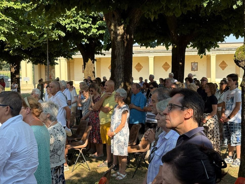 Stezzano, tanti fedeli alla Madonna dei Campi: «La preghiera è più forte delle armi» - Foto
