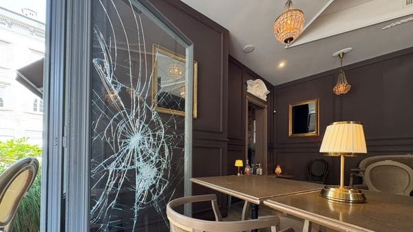 Nuovo tentativo di spaccata al «Café Marly»: danneggiata la porta d’ingresso
