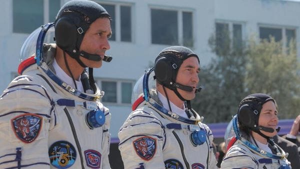 Lanciata la Soyuz, a bordo due russi e un americano